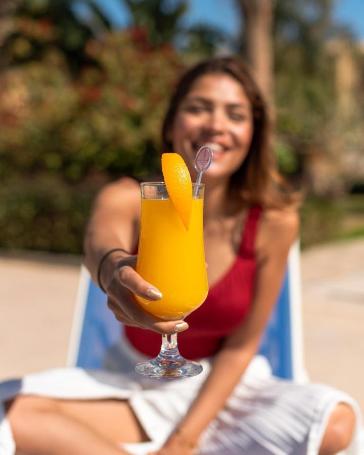 Grand Ocean El Sokhna Hotel Ain Sukhna Exterior foto A woman holding a mango lassi