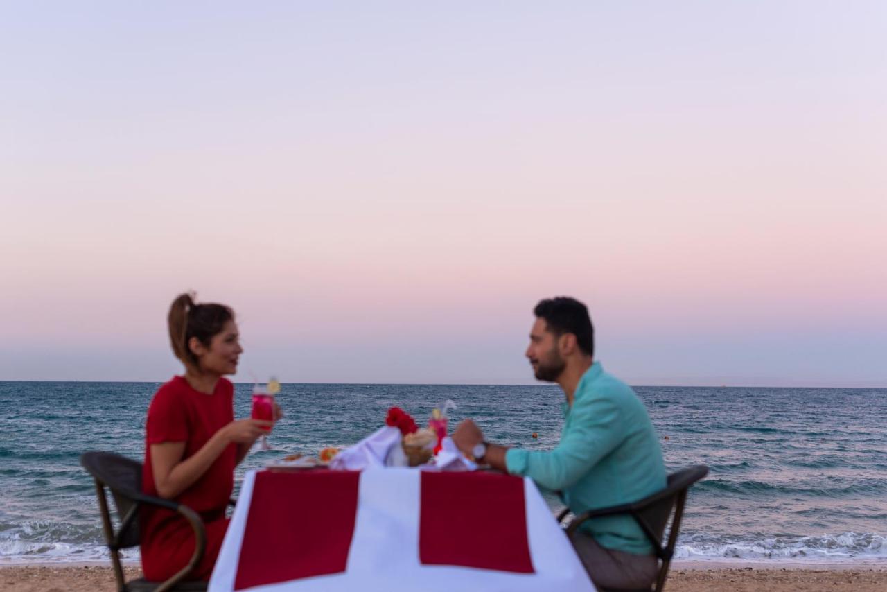 Grand Ocean El Sokhna Hotel Ain Sukhna Exterior foto A couple dining on the beach