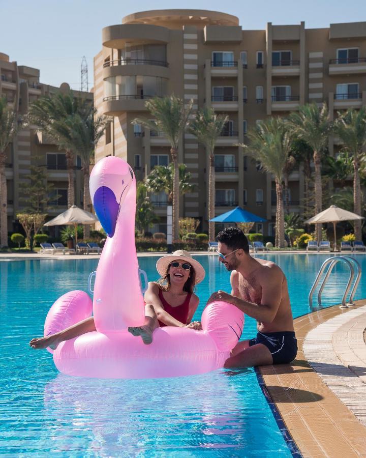 Grand Ocean El Sokhna Hotel Ain Sukhna Exterior foto A couple on a pink flamingo float