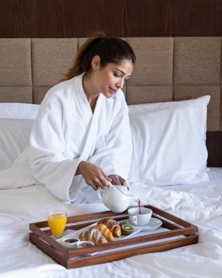 Grand Ocean El Sokhna Hotel Ain Sukhna Exterior foto A woman wearing a bathrobe