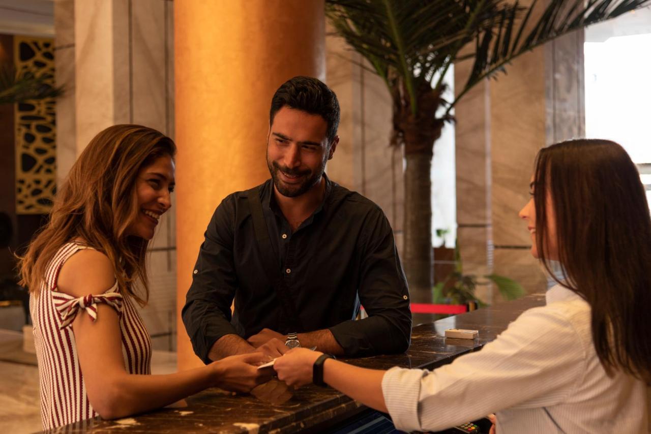 Grand Ocean El Sokhna Hotel Ain Sukhna Exterior foto A hotel manager greeting guests