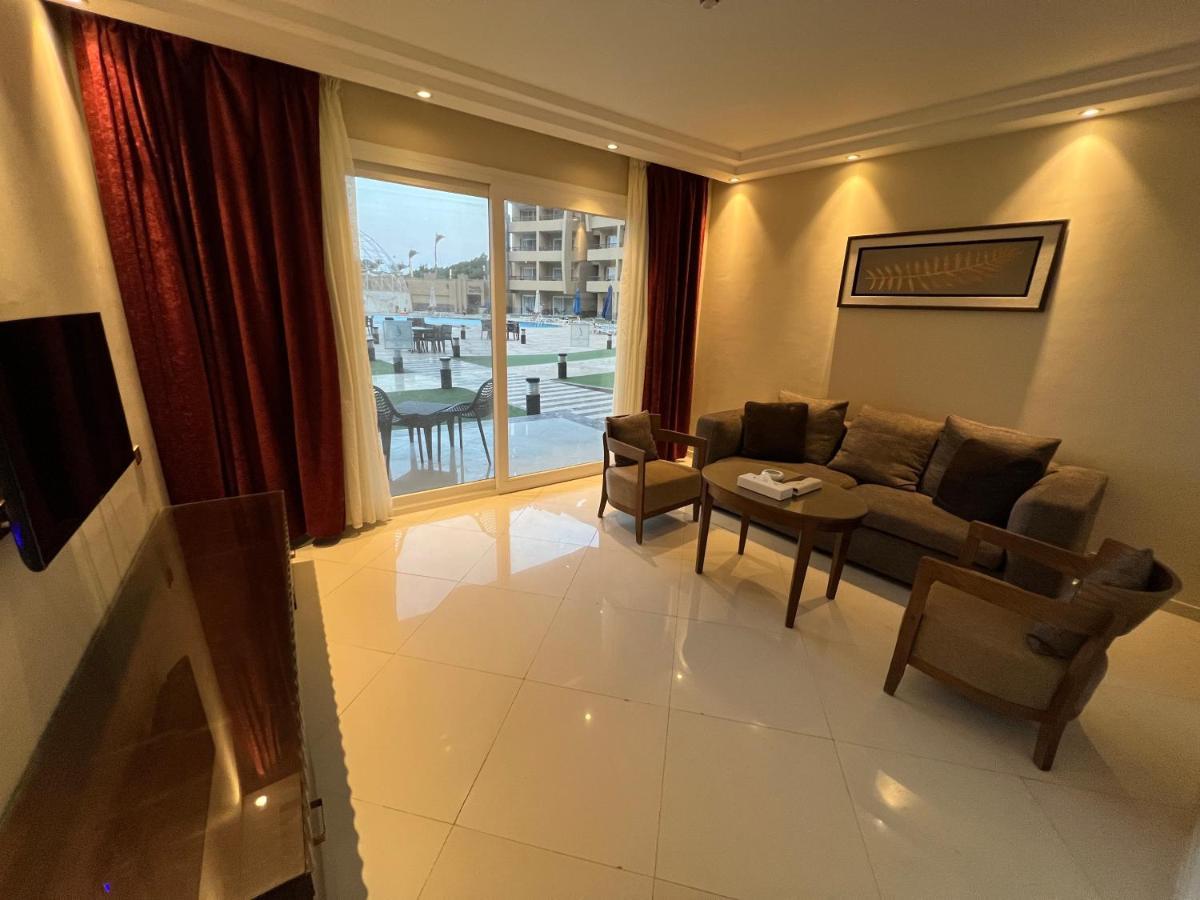 Grand Ocean El Sokhna Hotel Ain Sukhna Exterior foto A living room in a hotel suite