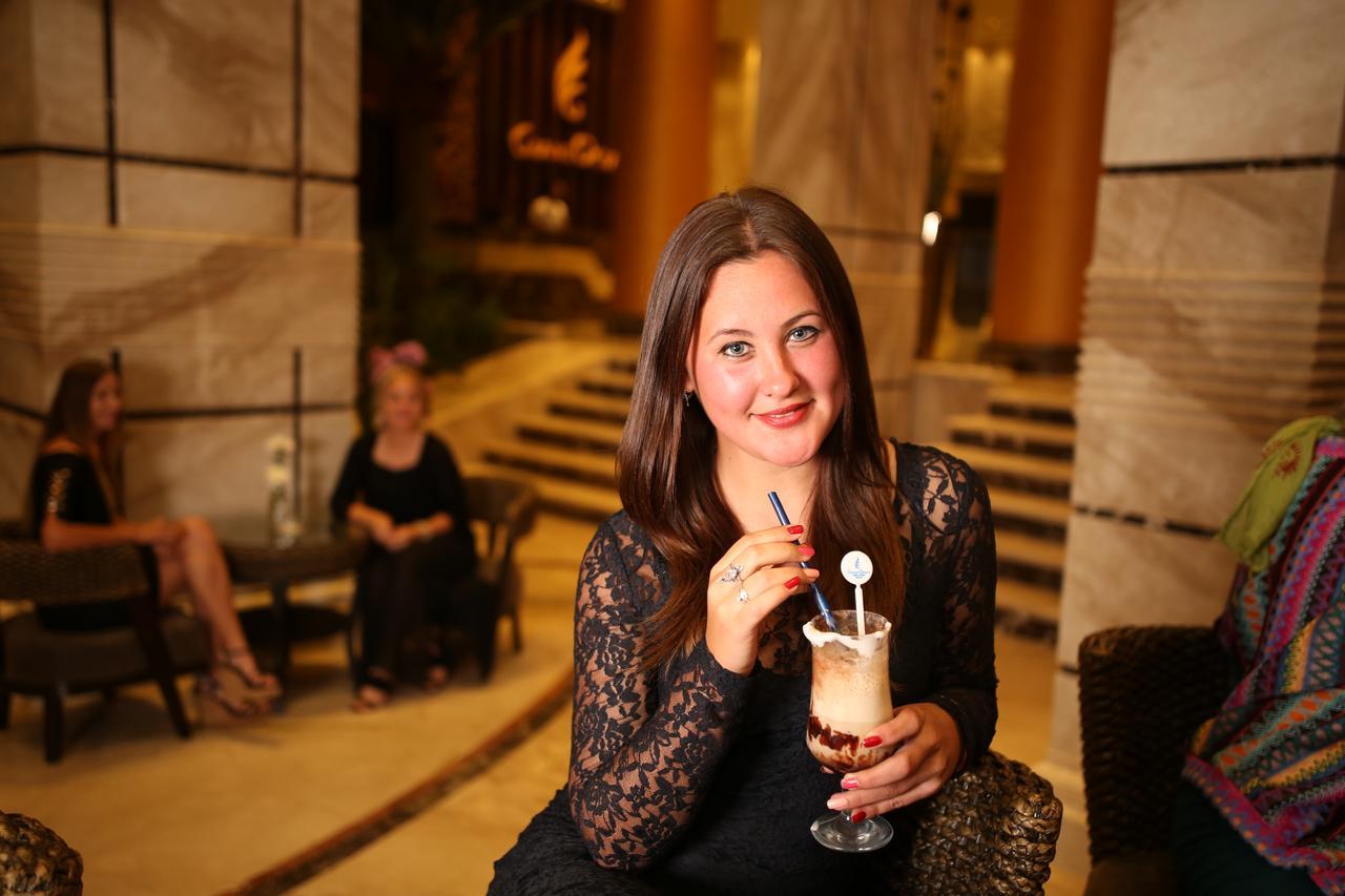 Grand Ocean El Sokhna Hotel Ain Sukhna Exterior foto A woman drinking a coffee cocktail