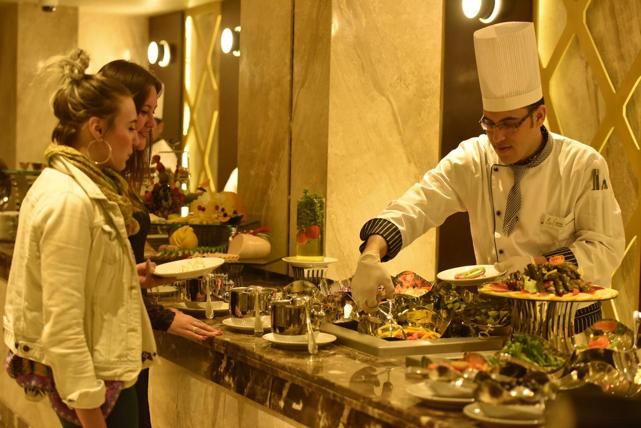 Grand Ocean El Sokhna Hotel Ain Sukhna Exterior foto A chef at work